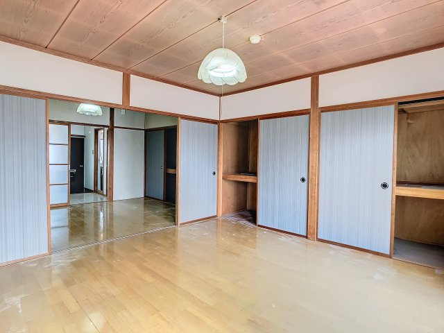 昼はおべんと、夜はやきとり。の洋室|収納もいっぱい！