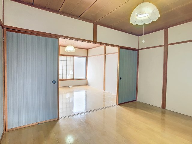 昼はおべんと、夜はやきとり。の洋室|ブルーの襖が素敵☆