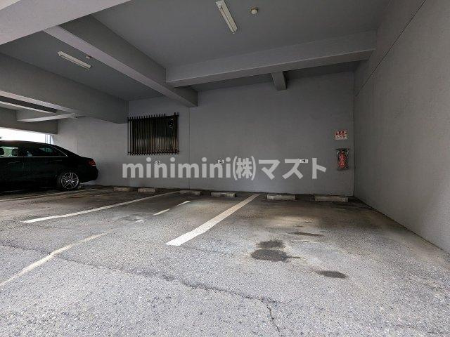 アビタシオン九条の駐車場