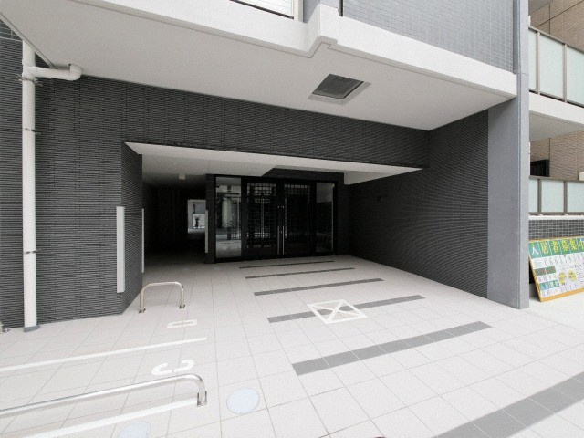 エスカーサ大阪WEST九条駅前のエントランス