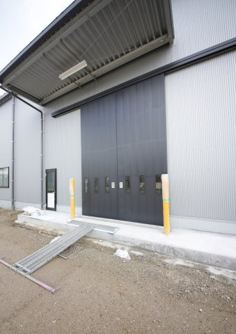 瑞穂町倉庫のエントランス