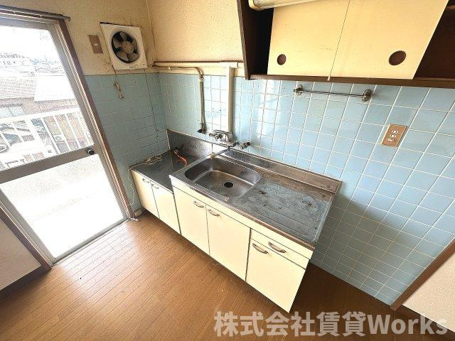 近藤第3ビルのキッチン|コンパクトなキッチンで掃除もラクラク