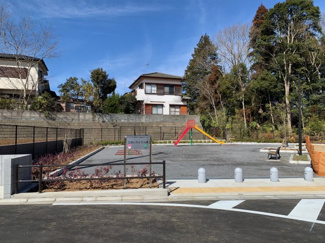 【周辺】 | 分譲地内に遊具を設置した綺麗な公園がございます。子供の大人もみんなの憩いの場になる。そんな住み心地の良い住宅街で住み続けて頂きたい