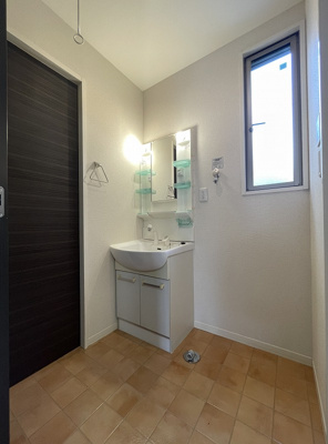 【洗面所】 | パームハウスA【SHM】 | シャンプードレッサーで忙しい朝にも寝癖の付いた頭にも優しい☆お化粧するときにも大活躍です♪洗面所にも窓があるので湿気対策バッチリ☆