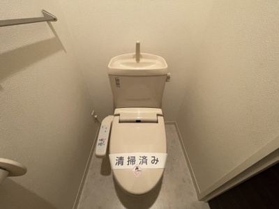 【トイレ】 | パームハウスA【SHM】 | 人気のシャワートイレ・バストイレ別です♪横にはタオルを掛けられるハンガーもあります♪