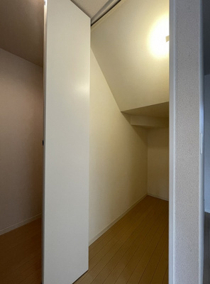 【収納】 | パームハウスA【SHM】 | リビングダイニングキッチンにある階段下収納です！奥行きのある収納で、かさ張るお掃除用品などもすっきり収納できて便利！