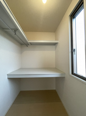 【収納】 | パームハウスA【SHM】 | 洋室6.1帖のお部屋にあるウォークインクローゼットです♪棚が2段＋ハンガーラックでたっぷり収納出来ます☆