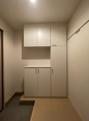 【玄関】 | パームハウスA【SHM】 | 玄関には上下タイプのシューズボックス付き！間のスペースは飾り棚や小物置き場として活用できます♪お客様もスムーズにお出迎えできますね♪