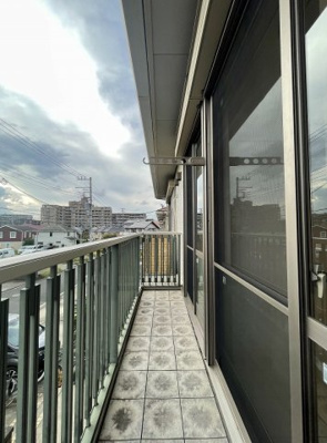 【バルコニー】 | パームハウスA【SHM】 | バルコニーは南西向きなので、お洗濯物はお昼からでも乾きそう♪お洗濯物を干したり、気分転換をするにも最適です☆