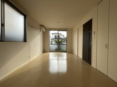 【居間・リビング】 | パームハウスA【SHM】 | 1階・テラスに繋がる南西向き角部屋二面採光15.3帖のリビングダイニングキッチンです♪エアコン付きで1年中快適に過ごせますね☆