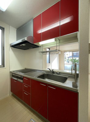 【キッチン】 | パームハウスA【SHM】 | IH3口/グリル付きシステムキッチンです☆場所を取るお鍋やお皿もたっぷり収納できてお料理がはかどります！窓があるので換気もOK♪