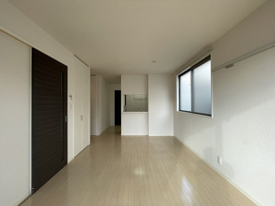 【居間・リビング】 | パームハウスA【SHM】 | 1階・女性に人気なカウンターキッチンの15.3帖リビングダイニングです！ダイニングテーブルなどを置いても余裕がありますね！