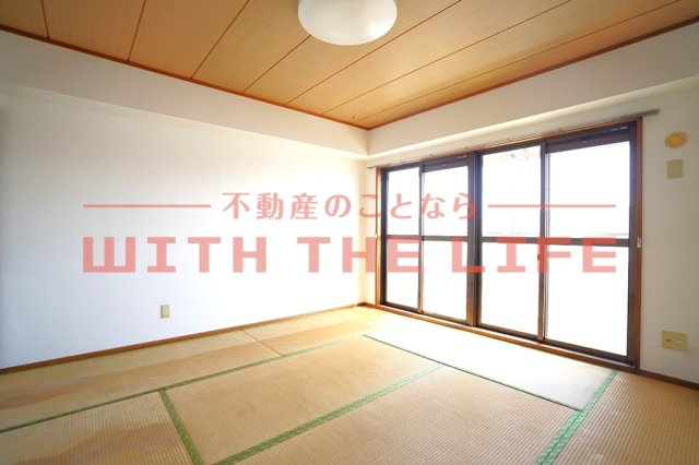 アーニスト野中【キャッシュバック対象物件】の居間・リビング|こちらの居間で趣味の時間をお楽しみください