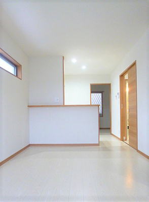 【居間・リビング】 | エスカレント国分 | こちらのリビングで趣味の時間をお楽しみください