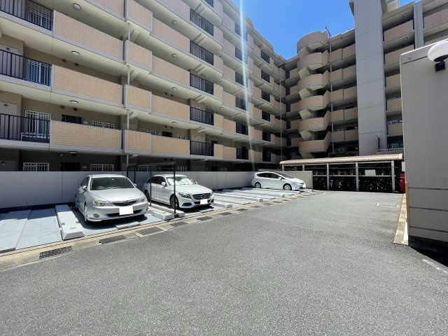 近鉄『伏見』駅まで徒歩１１分＆３沿線利用ＯＫ☆家事動線良好の３ＬＤＫ☆ディオ・フェルティ丹波橋左芳館の駐車場|駐車場