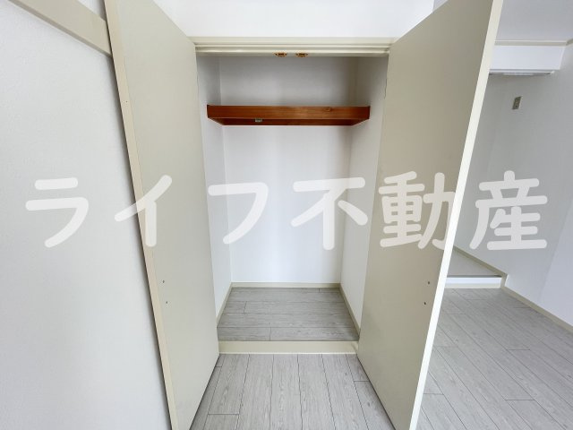 ビオス中小阪 A棟の収納|こまごまとしたものを収納できそうですね