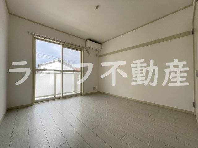 ビオス中小阪 A棟の寝室|落ち着いた色調の寝室です