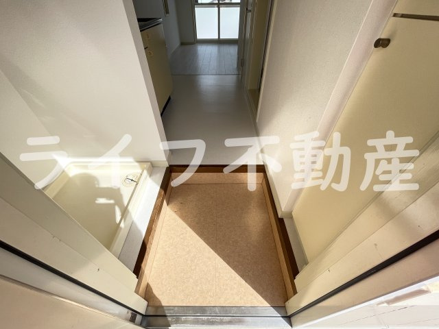 ビオス中小阪 A棟の玄関|収納もある玄関です