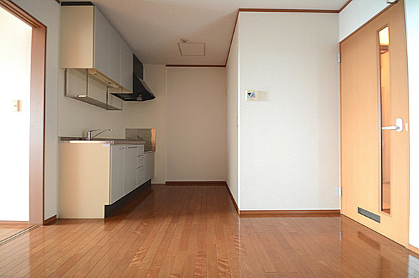 アズール羽衣の内装|明るい室内です