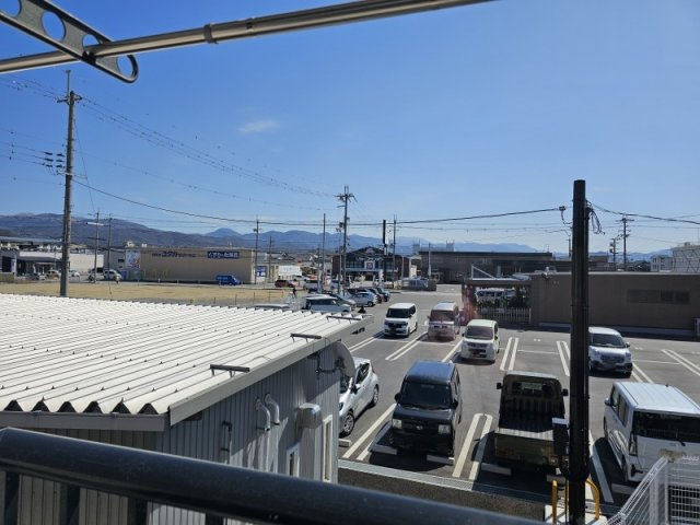 フラットフィールドの展望|晴れた日は山のほうまで望めますよ。初日の出もこの窓から望めるようです♪