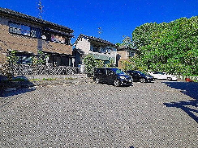 ファミール学園前の駐車場