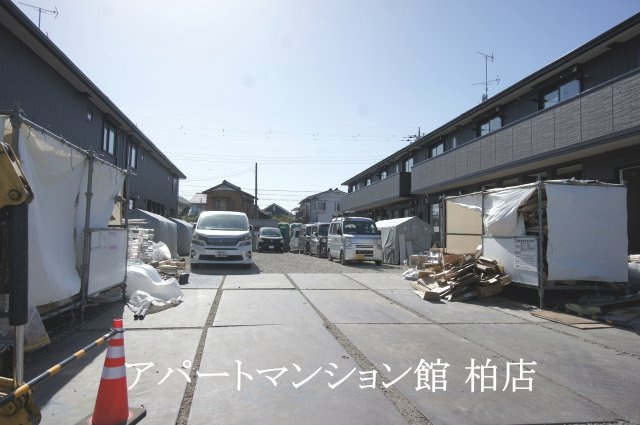 ムーンリバー B棟の駐車場