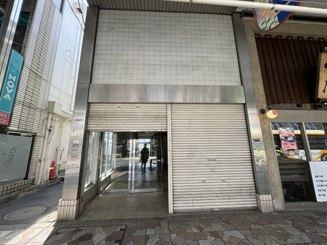 三佳興業 貸店舗のエントランス