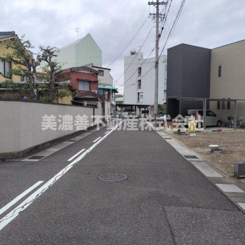 ６２９５７　岐阜市梅ヶ枝町土地の前面道路含む現地写真