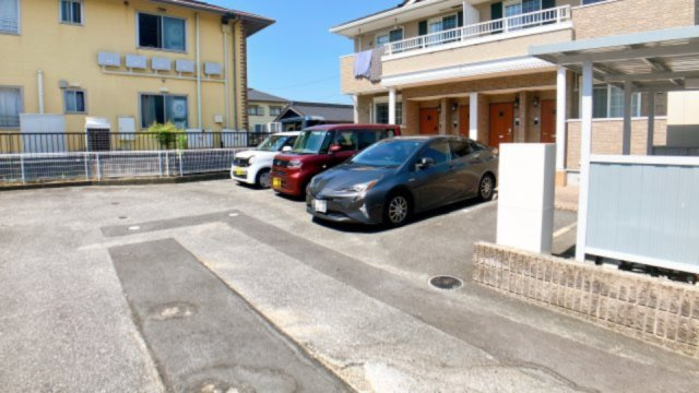 フィオーレ　ドゥーエの駐車場