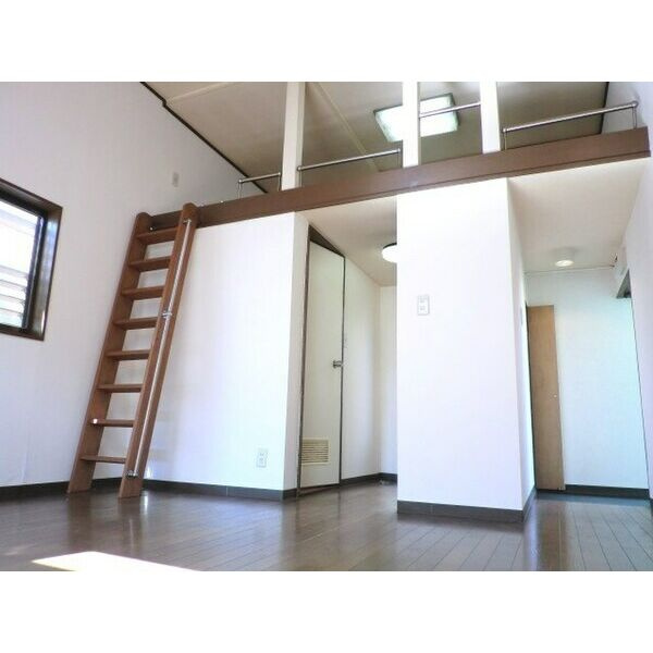 明石市東山町のアパートの洋室