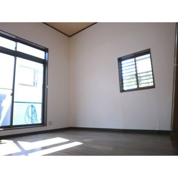 明石市東山町のアパートの洋室