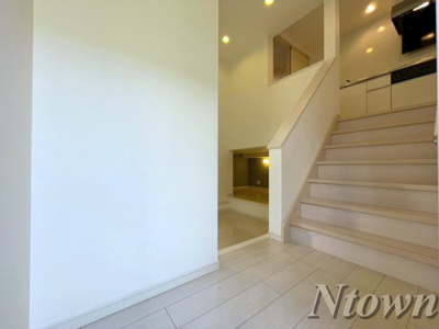 【玄関】 | サンエイブリッジⅡ | 収納もある玄関です