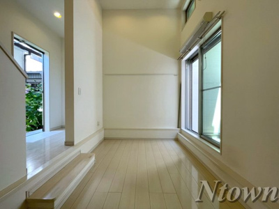 【居間・リビング】 | サンエイブリッジⅡ | こちらの居間で趣味の時間をお楽しみください