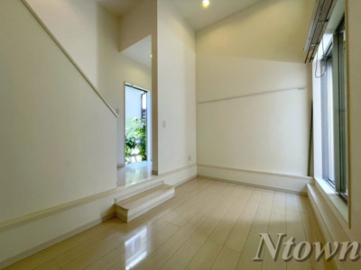 【居間・リビング】 | サンエイブリッジⅡ | こちらのリビングで趣味の時間をお楽しみください