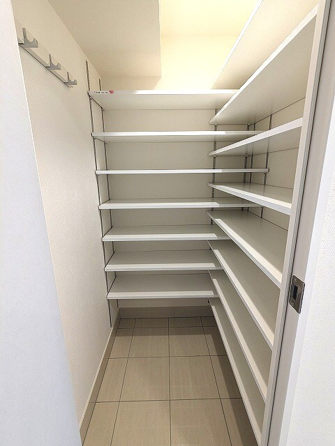 Urbanex KURAMAE RESIDENCEの玄関|姿見鏡付き、シューズインクローゼット、人感センサー付き玄関ライト、ディンプルキーのダブルロックセキュリティです