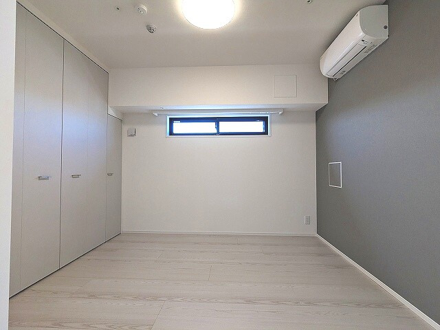 Urbanex KURAMAE RESIDENCEのその他共用部分|6帖洋室、デスク壁マグネット付き、インターネット無料、エアコン照明付き、ウォークインクローゼットです