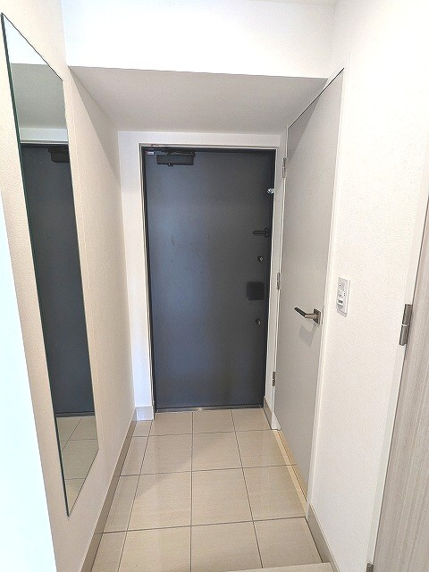 Urbanex KURAMAE RESIDENCEの設備|ディンプルキーのダブルロックセキュリティ、姿見鏡付き、シューズインクローゼット、人感センサー付き玄関ライト、玄関ディンプルキーのダブルロックセキュリティです