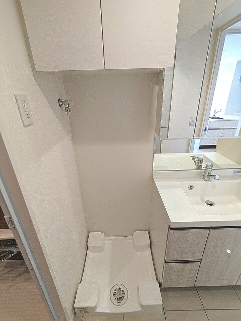 Urbanex KURAMAE RESIDENCEの設備|トイレと独立した独立洗面室に排水口のお手入れしやすく排水口を手前中央に配置した防水パン