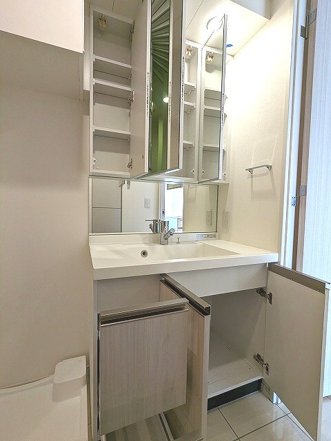Urbanex KURAMAE RESIDENCEの設備|トイレと独立した3面鏡付、ハンドシャワー付独立洗面室、洗面台下にヘルスメーターストックあります