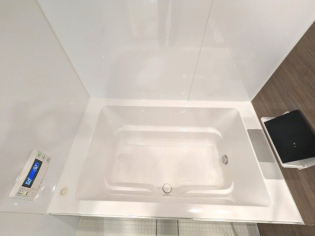 Urbanex KURAMAE RESIDENCEの設備|追焚オートバス、浴室換気乾燥機、浴室TV付、大型のシャワーヘッドです