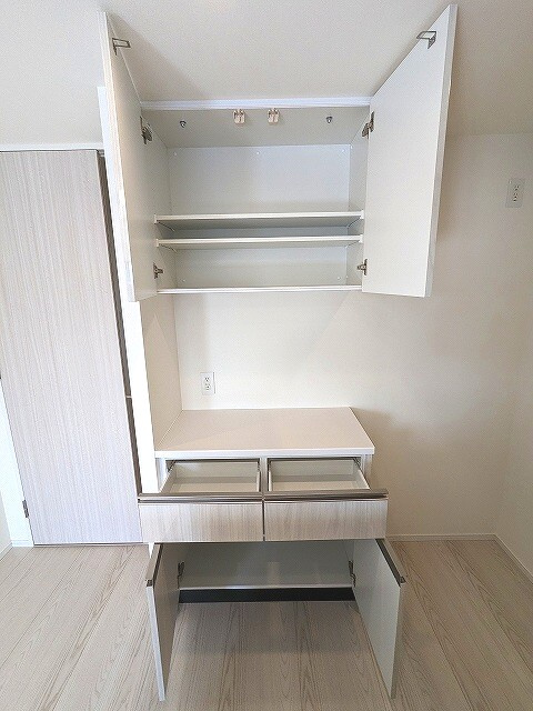 Urbanex KURAMAE RESIDENCEの設備|キッチンに備付収納付き収納も豊富です