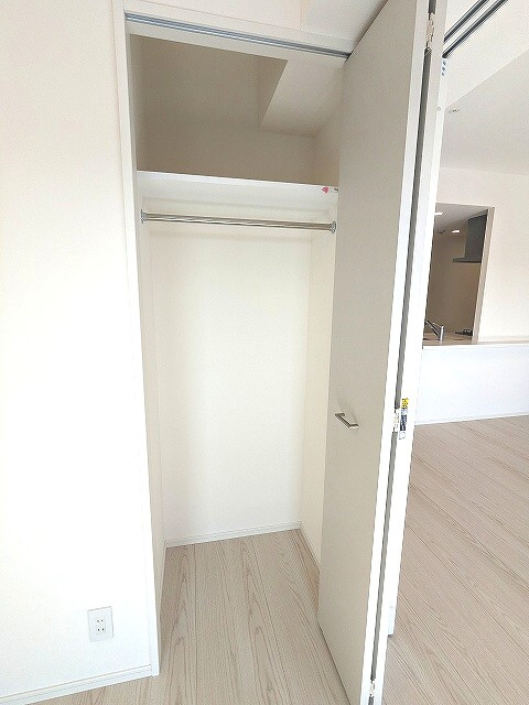 Urbanex KURAMAE RESIDENCEの設備|6帖洋室、デスク壁マグネット付き、インターネット無料、エアコン照明付き、ウォークインクローゼットです