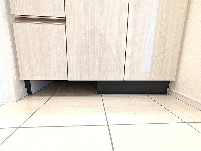 Urbanex KURAMAE RESIDENCEの設備|トイレと独立した3面鏡付、ハンドシャワー付独立洗面室、洗面台下にヘルスメーターストックあります