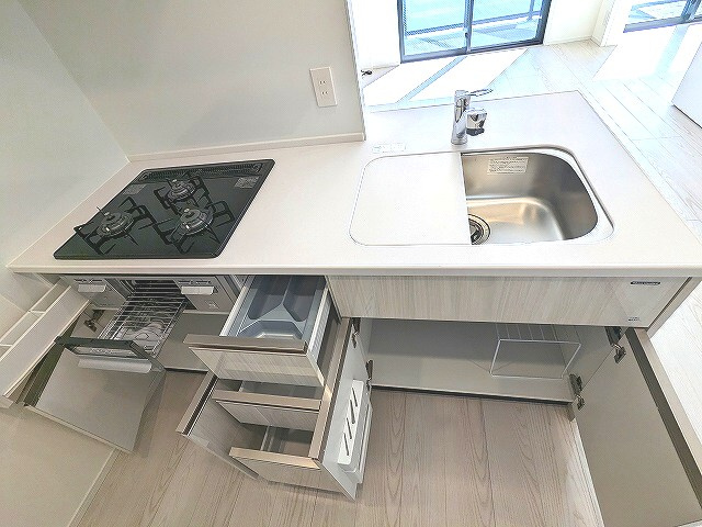 Urbanex KURAMAE RESIDENCEの設備|グリル付きガス３口カウンターシステムキッチン、瀟洒でお手入れ楽なガラストップコンロ、広々のシンクです、備付収納付き収納も豊富です