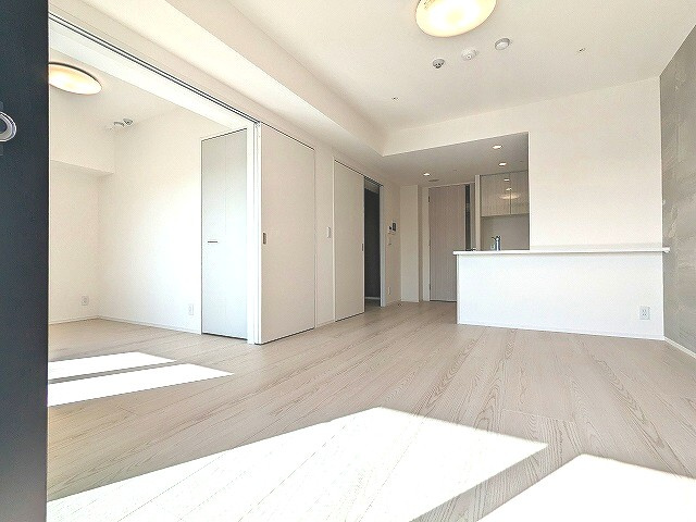 Urbanex KURAMAE RESIDENCEの居間・リビング|南向き、インターネット無料、床暖房、エアコン照明付き、カウンターキッチンです