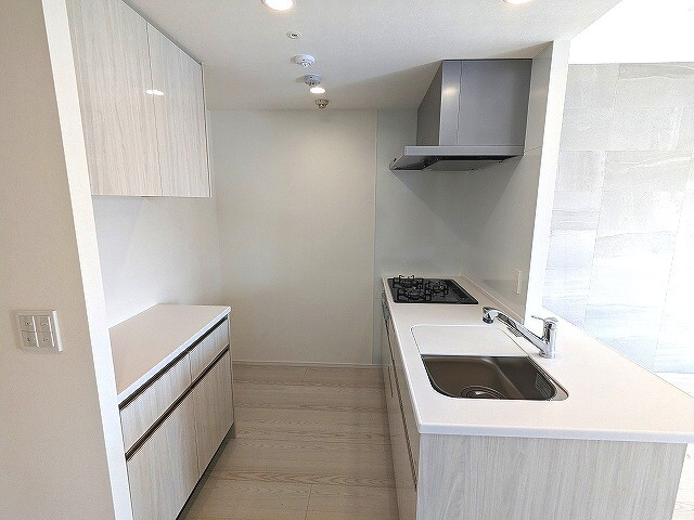 Urbanex KURAMAE RESIDENCEのキッチン|グリル付きガス３口カウンターシステムキッチン、瀟洒でお手入れ楽なガラストップコンロ、広々のシンクです、備付収納付き収納も豊富です