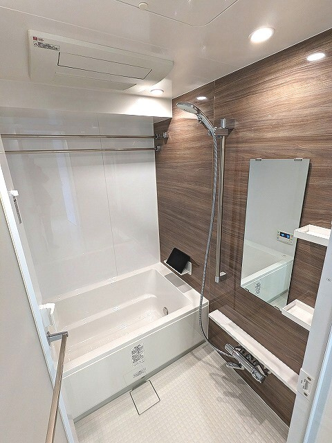 Urbanex KURAMAE RESIDENCEの浴室|追焚オートバス、浴室換気乾燥機、浴室防水タブレット付、大型のシャワーヘッドです