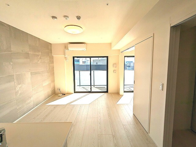 Urbanex KURAMAE RESIDENCEの内装|南向き、カウンターキッチン、インターネット無料、床暖房、エアコン照明付きです