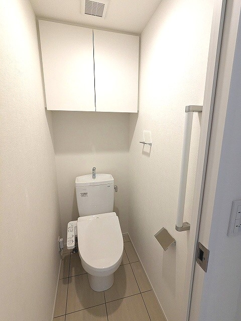 Urbanex KURAMAE RESIDENCEのトイレ|洗面室と独立した温水洗浄便座です
