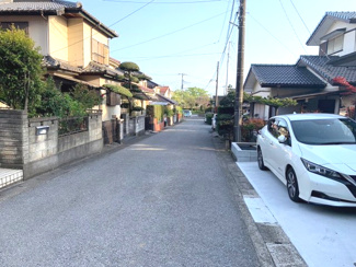 【前面道路含む現地写真】 | 閑静な住環境です。
駐車スペースは２台可能です！！
前面道路は交通量も少なく、車の出し入れもスムーズです！
徒歩１５分のところに公園もあり、のんびり子育てにも適した環境です。
現地のご見学大歓迎です♪